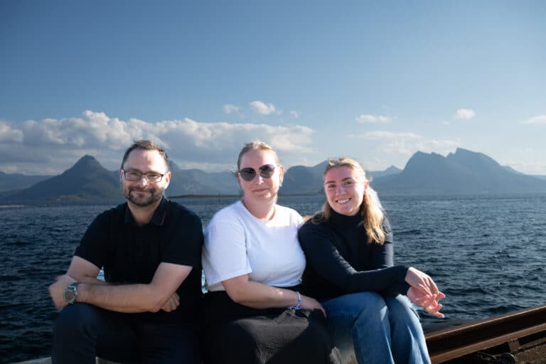 Andreas Aasvik, Ida Knutsen og Marthe Brønlund har valgt et liv blant sjø, måker, laks og fjell på Helgelandskysten. De er opptatt av at næringen må snakke mer om matproduksjon og hvordan oppdrett sørger for levende kystsamfunn.