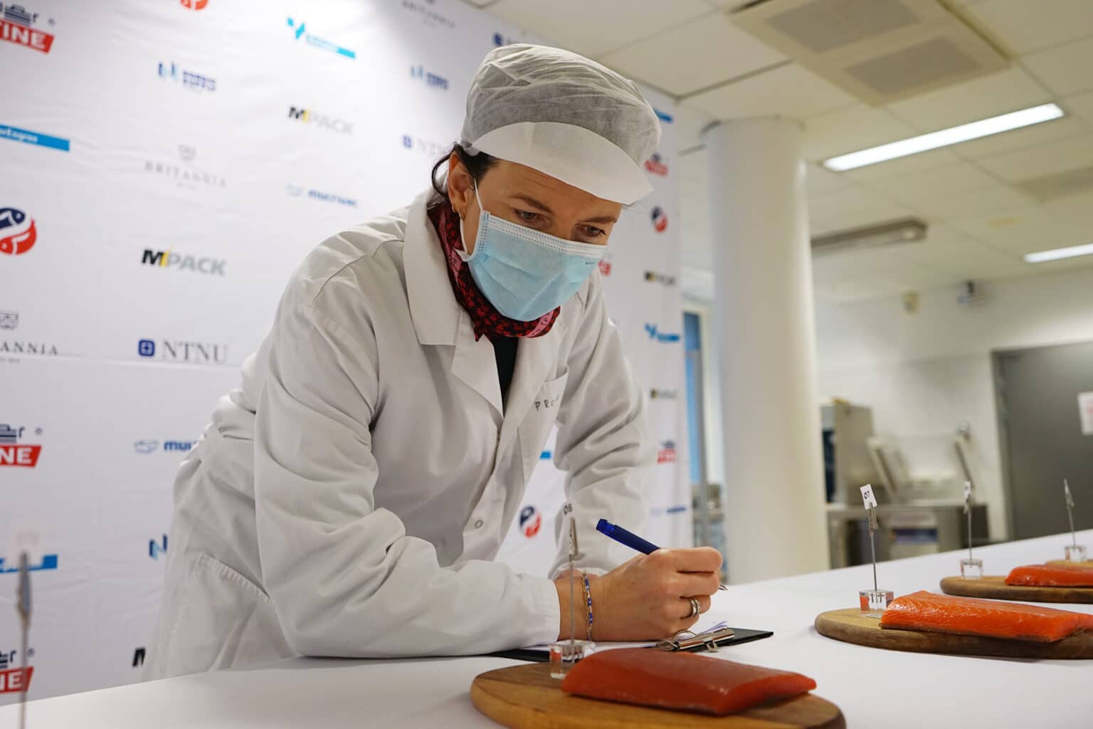 En av fagdommerne vurderer laks