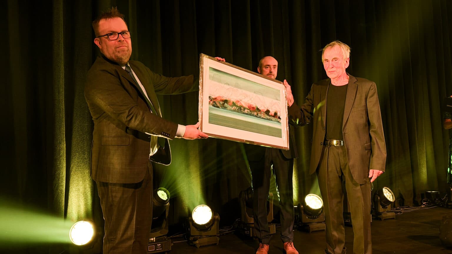 Foto fra tildelingen av æresprisen på scenen under Sjømatdagene 2026